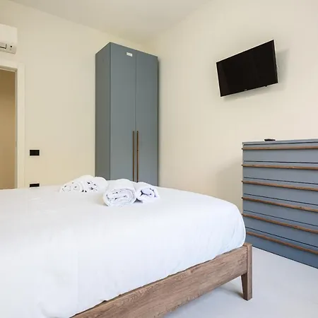 Via Niccolo Tommaseo 4 - 2 Apartment *
